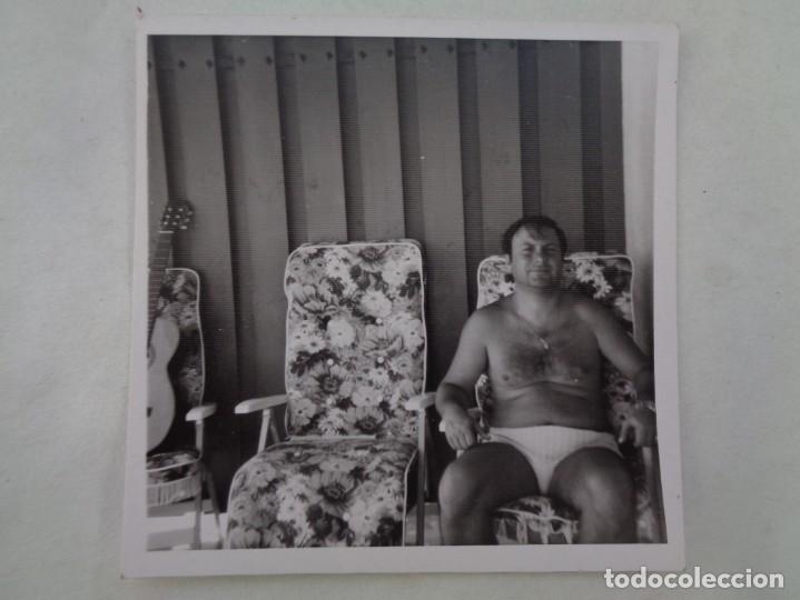 Fotografia antiga: FOTO DE HOMBRE EN BA&Ntilde;ADOR Y GUITARRA