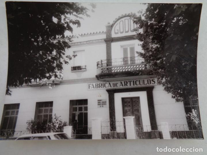 Fotograf&iacute;a antigua: FOTO DE LA FACHADA DE LA ANTIGUA FABRICA DE DROGUERIA GODOT DE SEVILLA