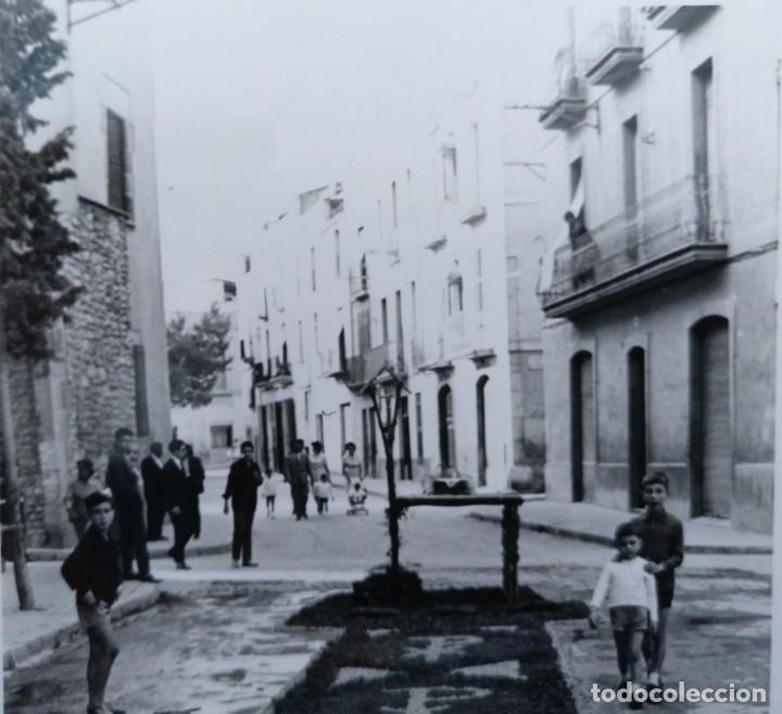 Photographie ancienne: FOTO FIESTA DEL CORPUS EN POBLACION CATALANA SIN IDENTIFICAR ALFOMBRA FLORES