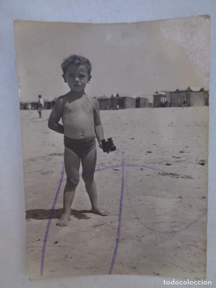 Alte Fotografie: FOTO DE NI&Ntilde;O EN BA&Ntilde;ADOR EN LA PLAYA CON PRISMATICOS . SANLUCAR, 1961