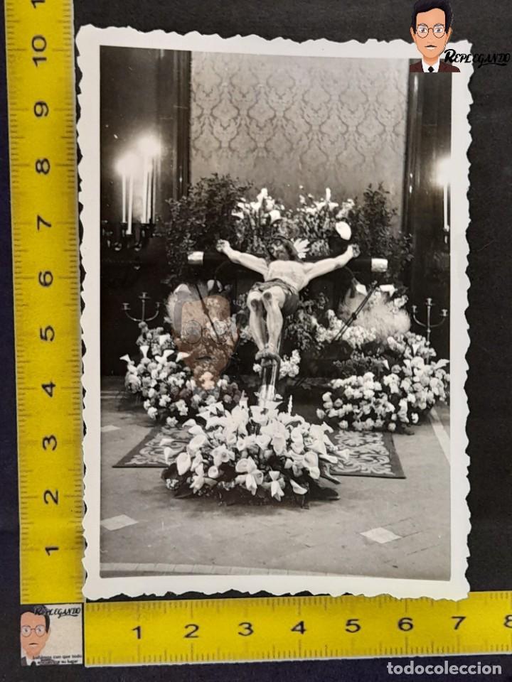 Fotografia antiga: OFRENDA DE FLORES AL SANTO CRISTO / FOTO ANTIGUA BLANCO Y NEGRO / CATALUNYA A&Ntilde;OS 50 / &iquest;HOSPITALET?