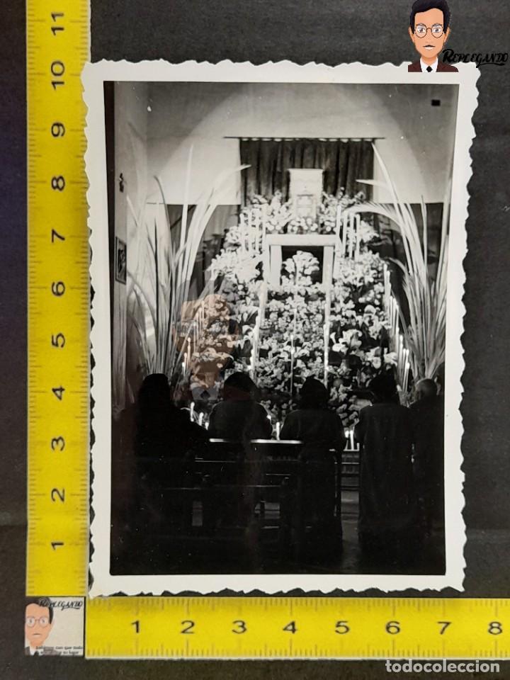 Fotografia antica: FELIGRESES REZANDO D&Iacute;A DE LA PALMA / FOTO ANTIGUA BLANCO Y NEGRO / CATALUNYA A&Ntilde;OS 50 / &iquest;HOSPITALET?