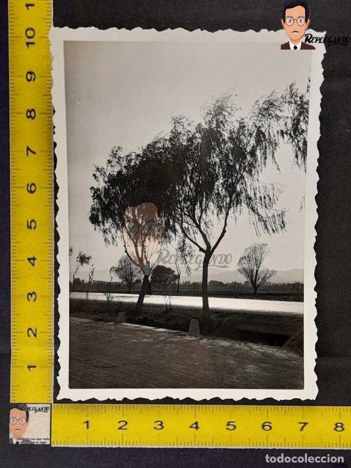 Alte Fotografie: PAISAJE Y CAMINO ERMITA DE BELLVITGE EN L'HOSPITALET LLOBREGAT / FOTO ANTIGUA CATALUNYA A&Ntilde;OS 50