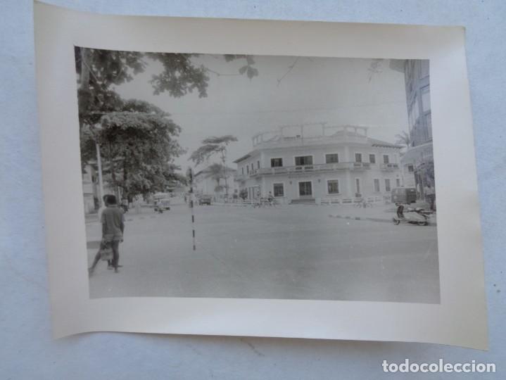 Fotograf&iacute;a antigua: GUINEA ECUATORIAL : FOTO DE CALLE DE BATA, 1962 . COCHES DE EPOCA, MOTO VESPA, ETC
