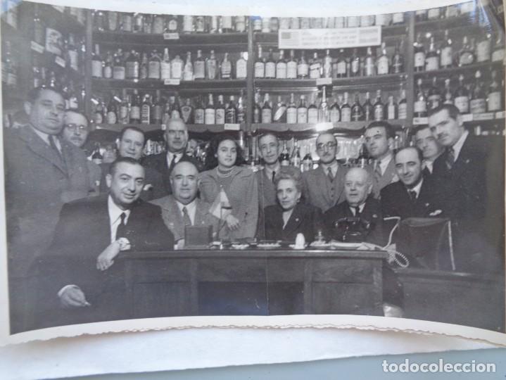Antique Photography: FOTO DEL BARMAN PERICO CHICOTE EN SU MUSEO DE BEBIDAS CON GENTE FAMOSA . DE RUIZ , MADRID