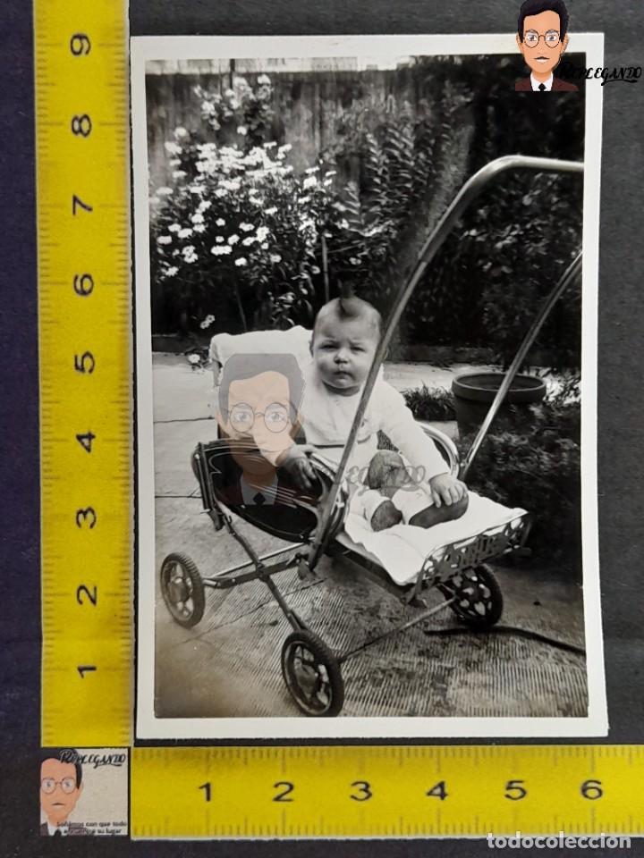 Fotografia antiga: NI&Ntilde;O EN CARRICOCHE / FOTO ANTIGUA EN BLANCO Y NEGRO - A&Ntilde;OS 50 - CATALUNYA - ESPA&Ntilde;A - CARRITO BEB&Eacute;