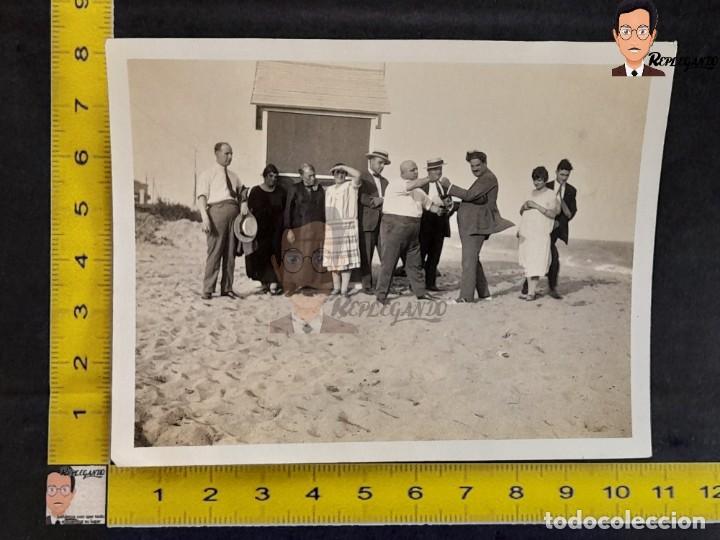 Photographie ancienne: D&Iacute;A DE PLAYA CON AMIGOS / FOTO ANTIGUA EN BLANCO NEGRO - A&Ntilde;OS 20 - HOMBRES BOXEANDO EN BROMA - BOXEO