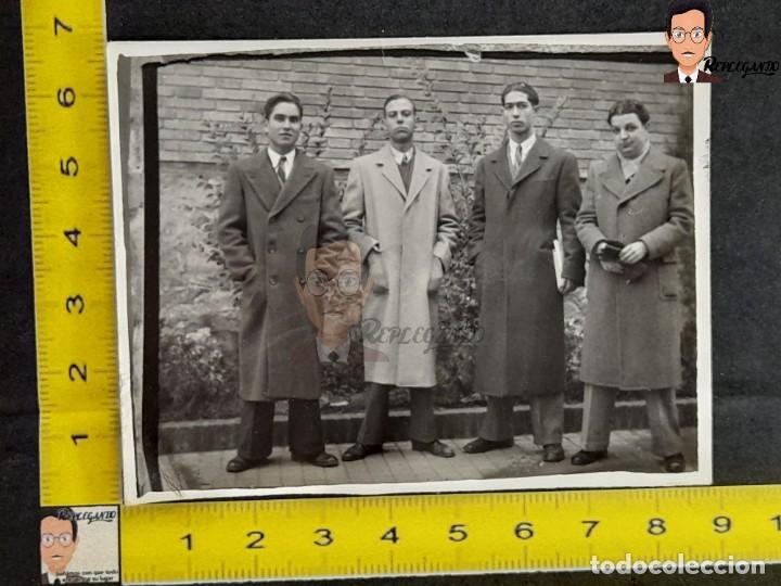 Fotografia antiga: GRUPO DE AMIGOS J&Oacute;VENES POSANDO EN GABARDINA - FOTO ANTIGUA A&Ntilde;OS 40 - HOMBRES COSTUMBRISMO ESPA&Ntilde;A