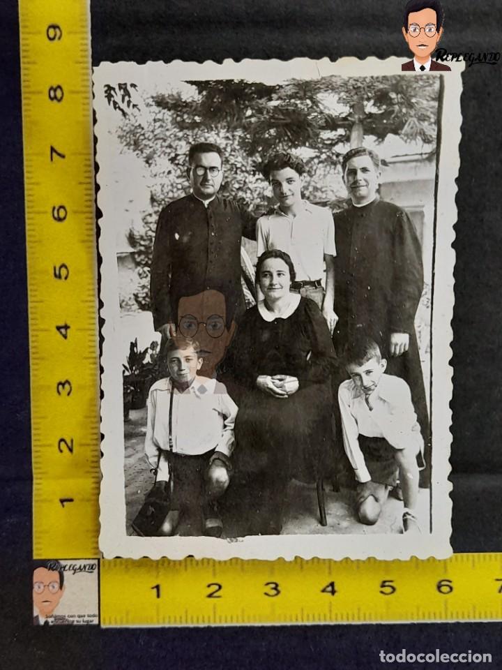 Photographie ancienne: DOS CURAS POSANDO CON UNA FAMILIA - FOTO ANTIGUA A&Ntilde;OS 40/50 - COSTUMBRISMO ESPA&Ntilde;A - MUJER NI&Ntilde;OS
