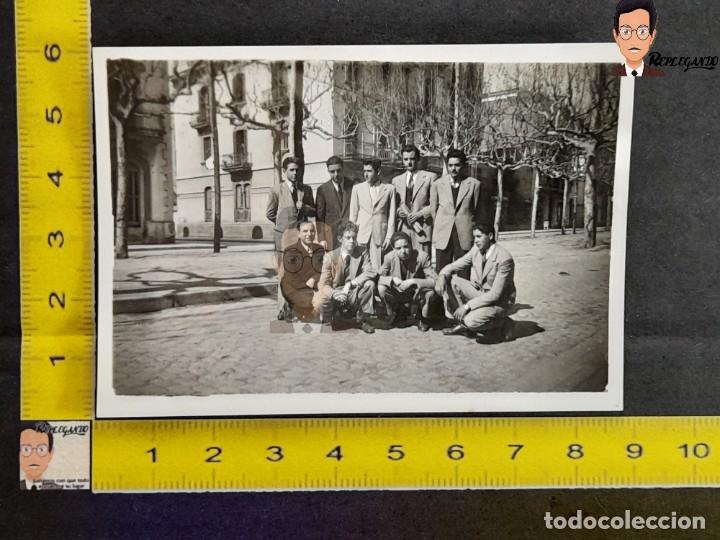 Alte Fotografie: GRUPO DE AMIGOS POSANDO - FOTO ANTIGUA A&Ntilde;OS 40/50 - COSTUMBRISMO ESPA&Ntilde;A - ALGUNA CIUDAD CATALANA
