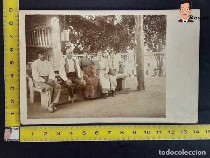 Fotografia antiga: FAMILIA POSANDO ANTE LA C&Aacute;MARA - FOTO POSTAL ANTIGUA A&Ntilde;OS 20 - ESPA&Ntilde;A - HOMBRES Y MUJERES MUDADOS