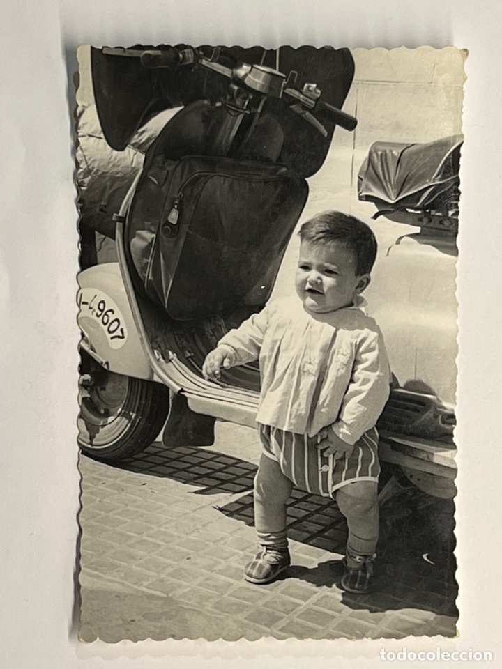Fotograf&iacute;a antigua: NI&Ntilde;OS Y VESPA.. BeBe, fotograf&iacute;a pasi&oacute;n por la moto del padre y a&uacute;n no camina&hellip; (h.1960?)
