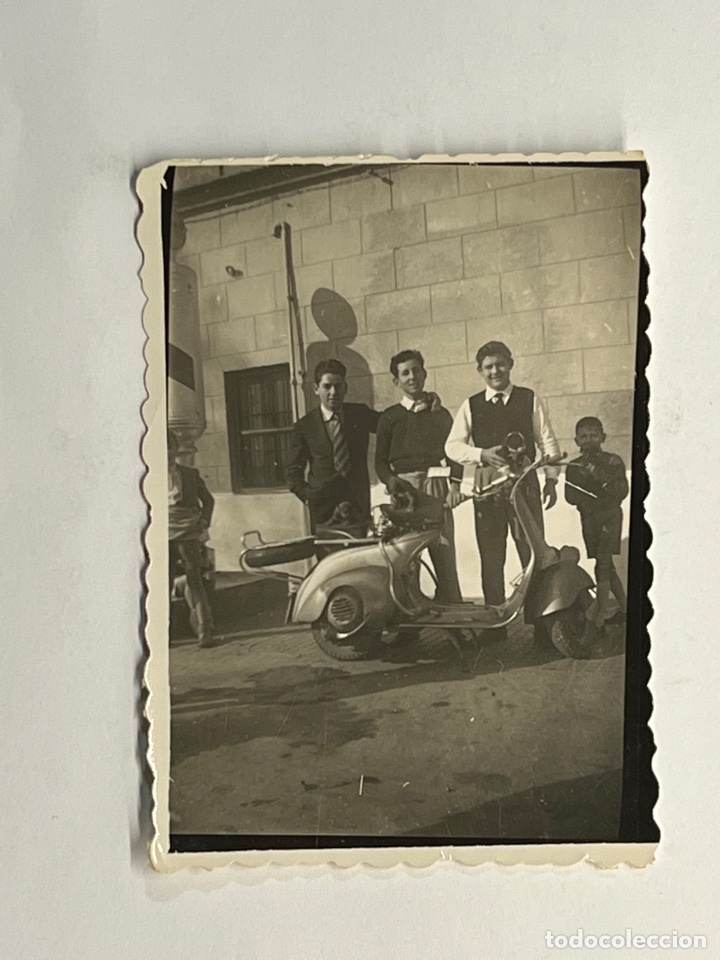 Fotograf&iacute;a antigua: NI&Ntilde;OS Y VESPA.. Joven fotograf&iacute;a mi primera vespa&hellip; (h.1960?)