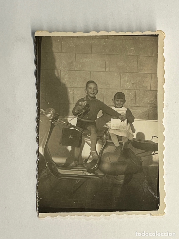 Fotograf&iacute;a antigua: NI&Ntilde;OS Y VESPA.. Fotograf&iacute;a Con vespa y a la escuela sonrientes &hellip; (h.1960?)