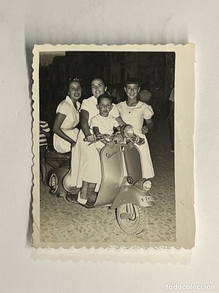 Fotograf&iacute;a antigua: NI&Ntilde;OS Y VESPA Fotograf&iacute;a Encantado con sus chicas&hellip; (a.1956)