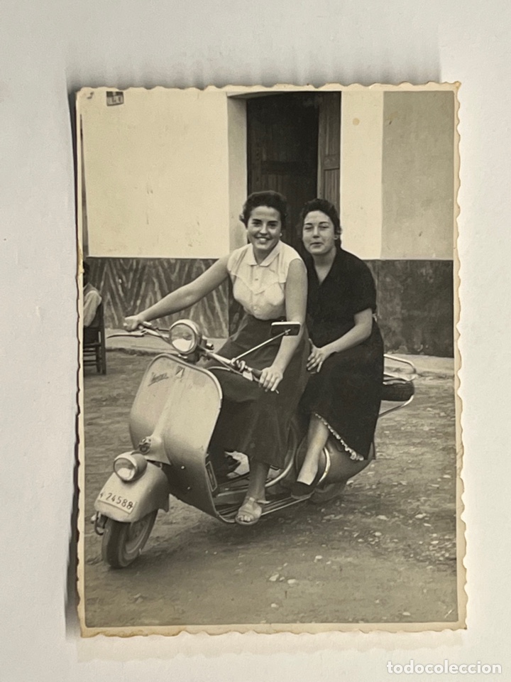 Fotograf&iacute;a antigua: VESPA. Fotograf&iacute;a las Vespas tambi&eacute;n son cosa de mujeres&hellip;. (h.1960?)