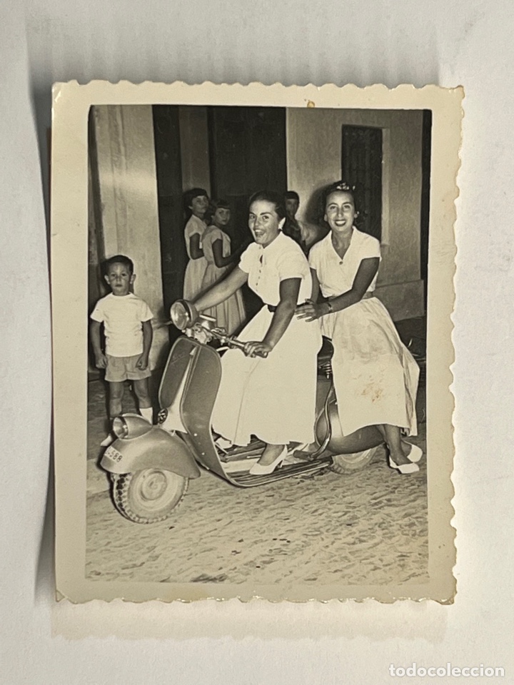 Fotograf&iacute;a antigua: VESPA. Fotograf&iacute;a las Vespas tambi&eacute;n son cosa de mujeres&hellip;. (a.1956)