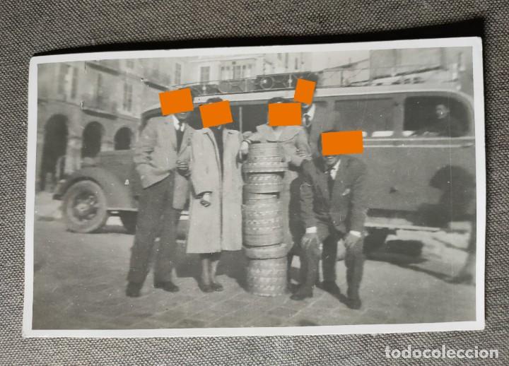 Fotografia antiga: Antigua fotograf&iacute;a. junto al autob&uacute;s. A&ntilde;os 40/50.