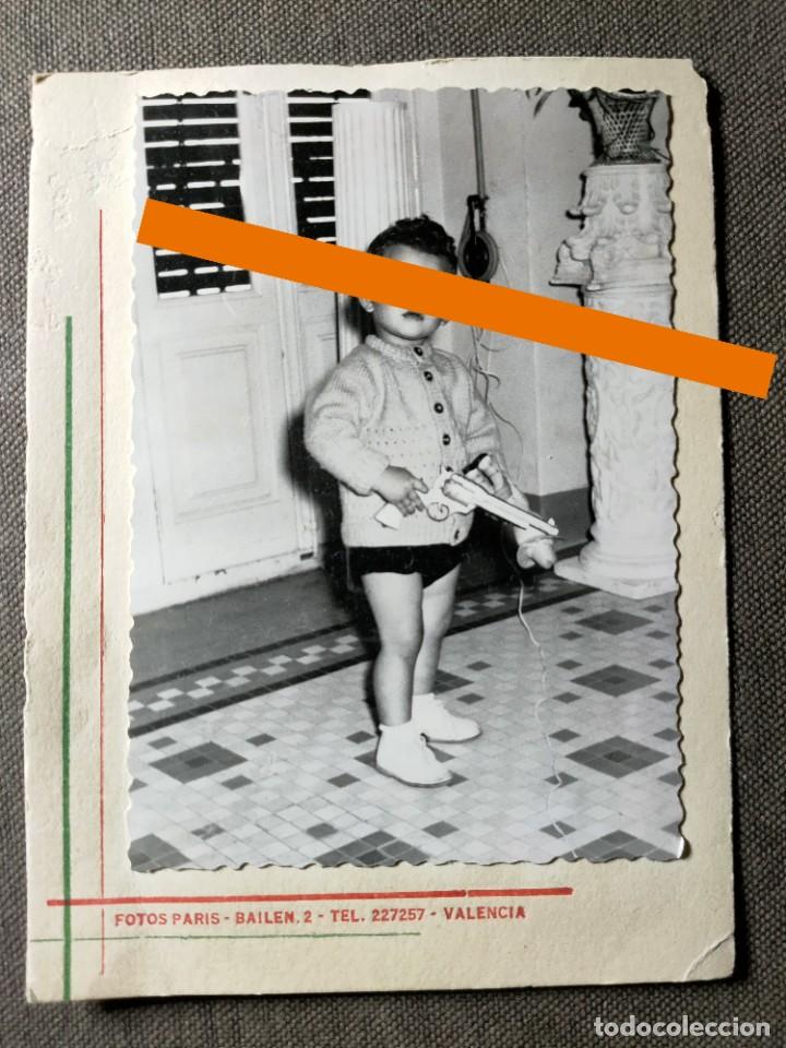 Fotografia antica: Antigua fotograf&iacute;a. ni&ntilde;o con pistola de juguete. a&ntilde;os 60.