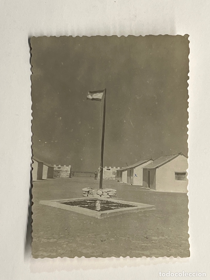Fotograf&iacute;a antigua: FUERTE AGUNIA, Sahara Espa&ntilde;ol&hellip; II Bandera de la Legi&oacute;n Espa&ntilde;ola. Escudo y Bandera (h.1958?)