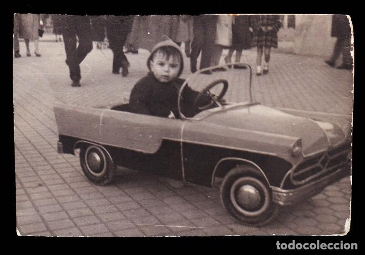 Fotograf&iacute;a antigua: *** ANTIGUA FOTO DE NI&Ntilde;O EN COCHE A PEDALES DE JUGUETE ***