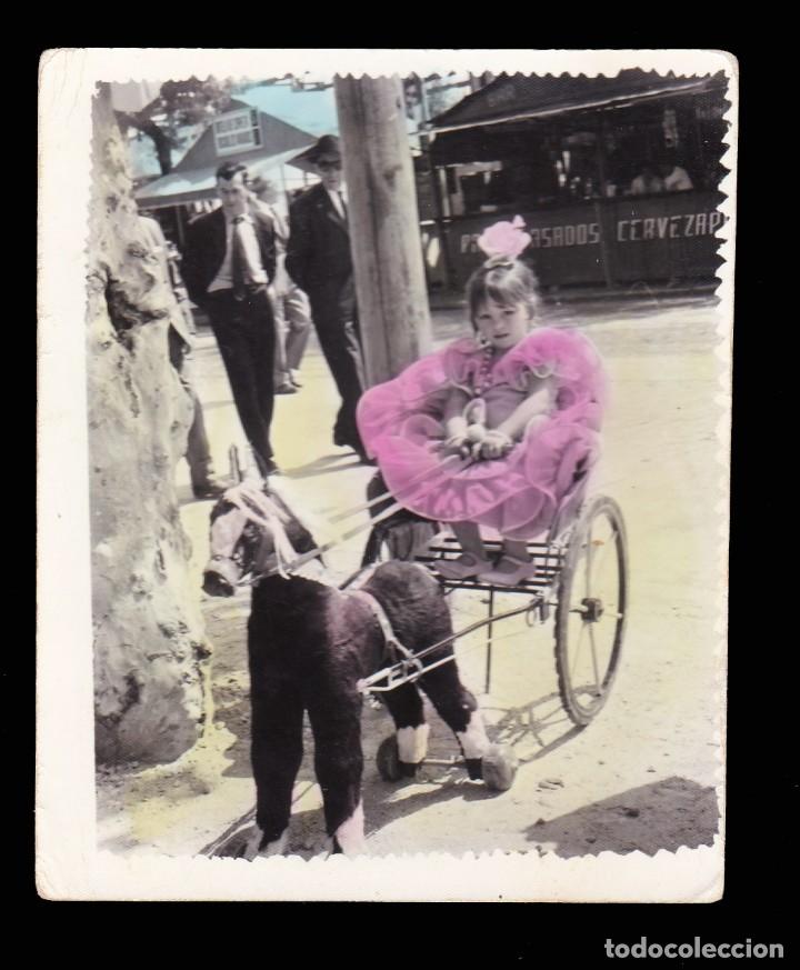 Fotograf&iacute;a antigua: *** ANTIGUA FOTO DE NI&Ntilde;A EN CABALLO DE CART&Oacute;N DE LA FERIA, FOTO COLOREADA ***