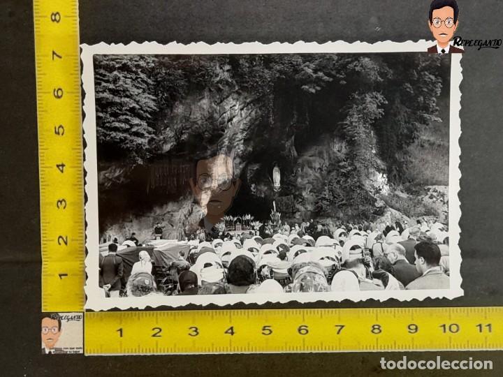 Fotograf&iacute;a antigua: VIRGEN NUESTRA SE&Ntilde;ORA DE LOURDES EN LA GRUTA / FOTO ANTIGUA EN BLANCO Y NEGRO - A&Ntilde;OS 50 - FRANCIA