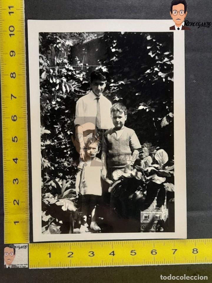 Fotografia antica: 3 NI&Ntilde;OS EN EL JARDIN - FOTO ANTIGUA BLANCO Y NEGRO A&Ntilde;O 1964 - COSTUMBRISMO ESPA&Ntilde;A - NI&Ntilde;A