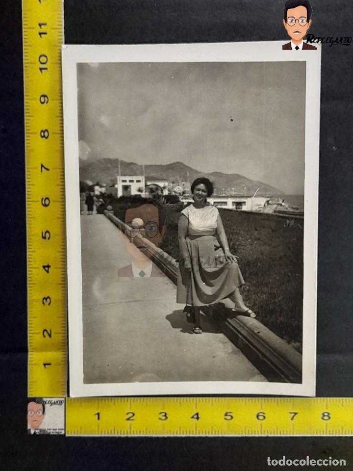 Photographie ancienne: MUJER POSANDO EN PASEO MAR&Iacute;TIMO DE SITGES - FOTO ANTIGUA BLANCO Y NEGRO A&Ntilde;O 1957 - CATALUNYA