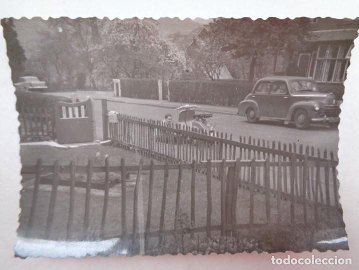 Fotograf&iacute;a antigua: FOTO DE CALLE CON COCHE DE EPOCA APARCADO Y MOTO VESPA