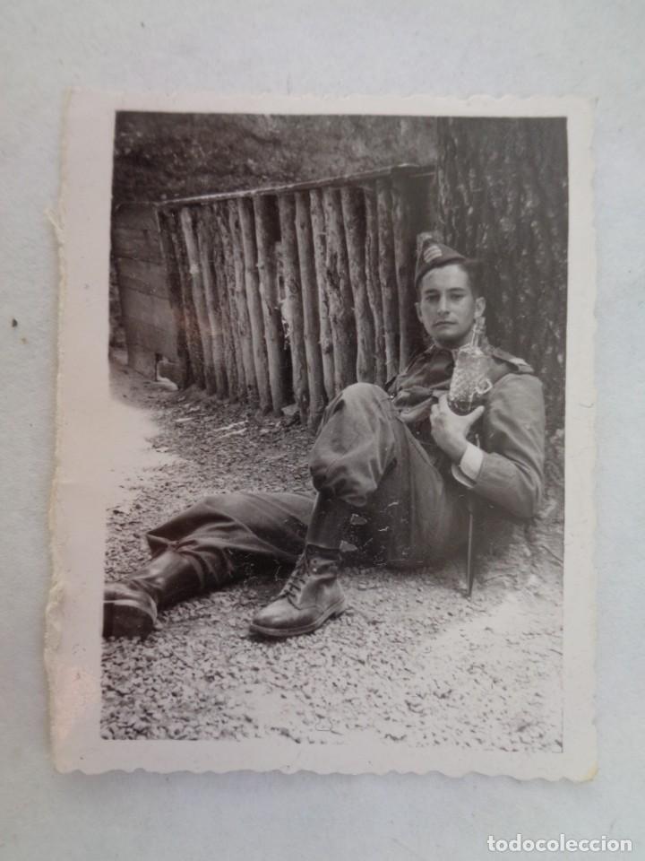 Alte Fotografie: FOTO DE SARGENTO DE AVIACION DESCANSANDO Y CON BOTELLA DE ANIS. DE VICTOR , BURGOS