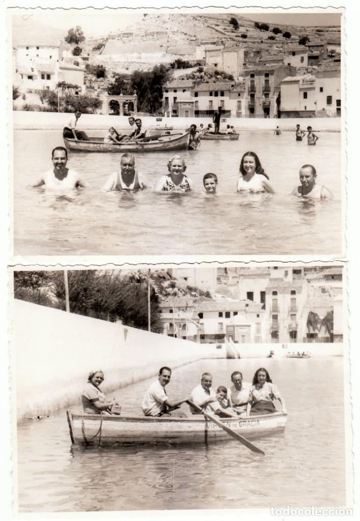 Fotografia antiga: Lote 2 fotos. Ba&ntilde;istas. Barcas en una balsa. Arco. Lugar precioso sin localizar. A&ntilde;os 50.