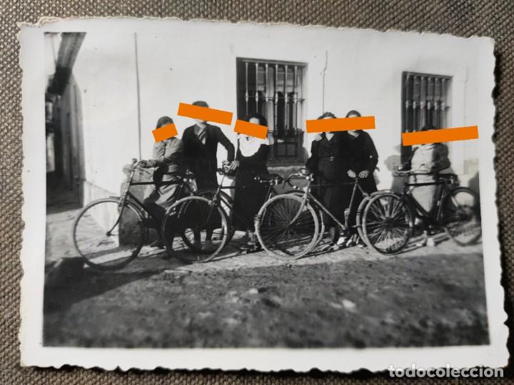 Fotograf&iacute;a antigua: Antigua fotograf&iacute;a. Chicas con la bicicleta. Foto a&ntilde;os 20/30