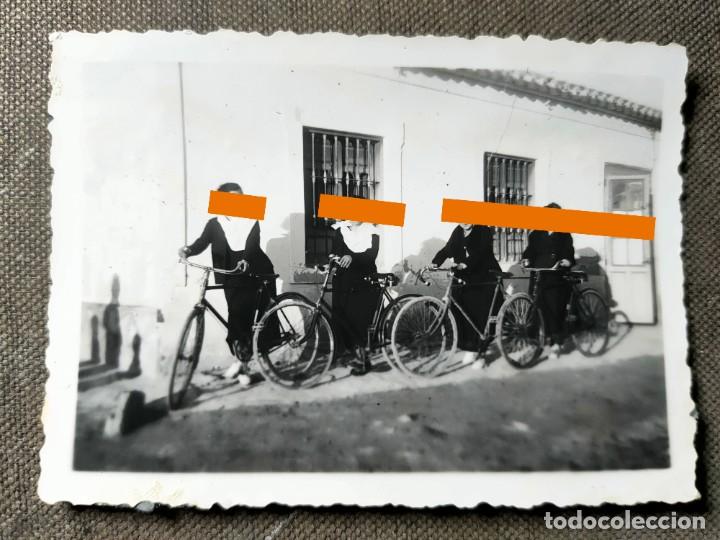 Fotograf&iacute;a antigua: Antigua fotograf&iacute;a. Chicas con la bicicleta. Foto a&ntilde;os 20/30