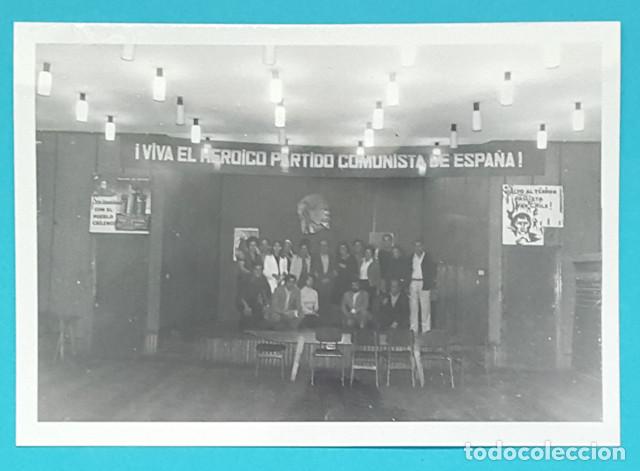 Fotografia antica: FOTO CONGRESO DEL PCE, &iexcl;VIVA EL HER&Oacute;ICO PARTIDO COMUNISTA DE ESPA&Ntilde;A! Y CARTELES CHILE, &iquest;1973?