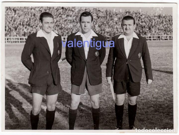 Antique Photography: Tr&iacute;o arbitral. &Aacute;rbitros en un partido de f&uacute;tbol. Foto Catal&aacute;n. A&ntilde;os 50. sb