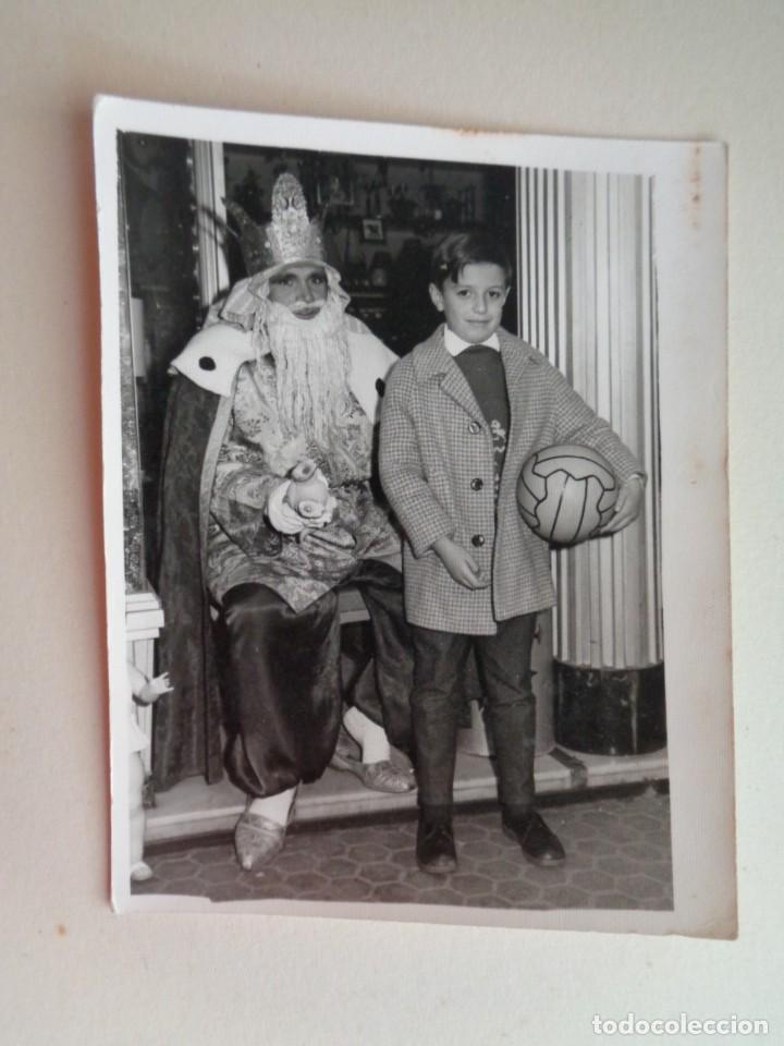 Fotograf&iacute;a antigua: MINUTERO DE FOTOGRAFO DE NAVIDAD: NI&Ntilde;O Y REY MAGO, CON PELOTA