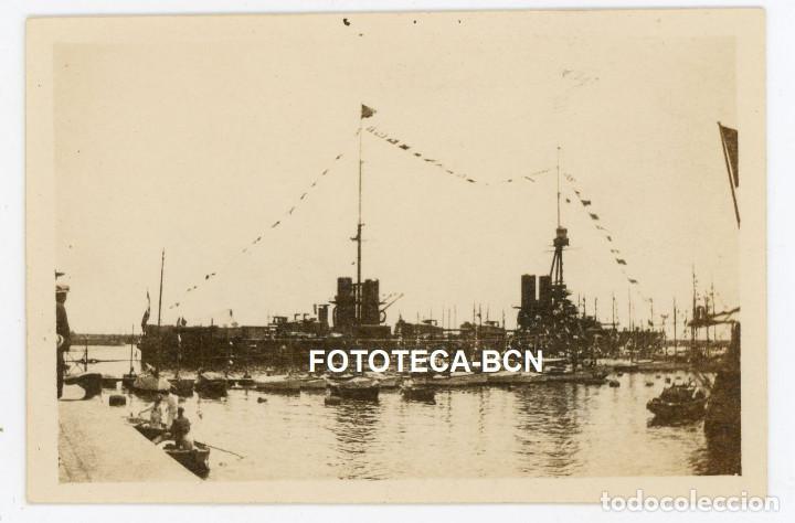 Fotograf&iacute;a antigua: FOTO ORIGINAL PUERTO DE BARCELONA BARCO DE GUERRA MARINEROS EN BARCA A&Ntilde;OS 20