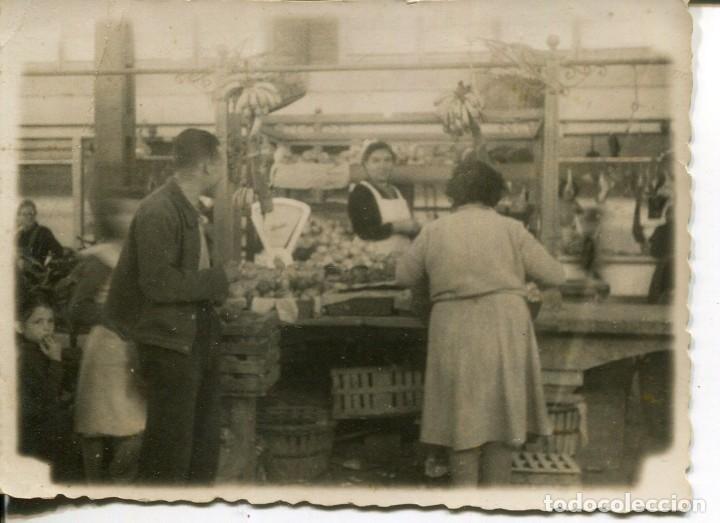 Alte Fotografie: BARCELONA-MERCADO DE SAN ANTONI-PARADAS DE FRUTAS Y CARNE-FOTO R. RAMIREZ-A&Ntilde;OS 40-50 MUY RARA A&Ntilde;OS