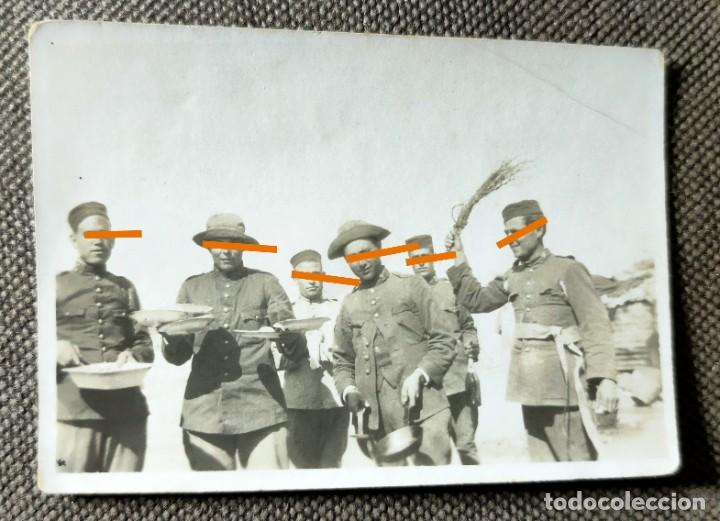 Antique Photography: Antigua fotograf&iacute;a. Militares espa&ntilde;oles con el plato de comida. regimiento n&uacute;mero 20. Militar