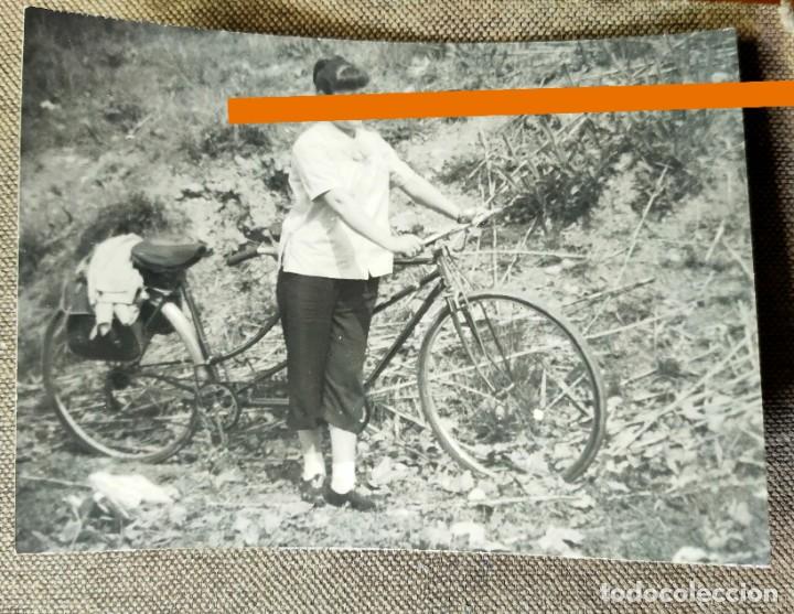 Fotograf&iacute;a antigua: Antigua fotograf&iacute;a. Chica con bicicleta. Foto a&ntilde;os 40/50.