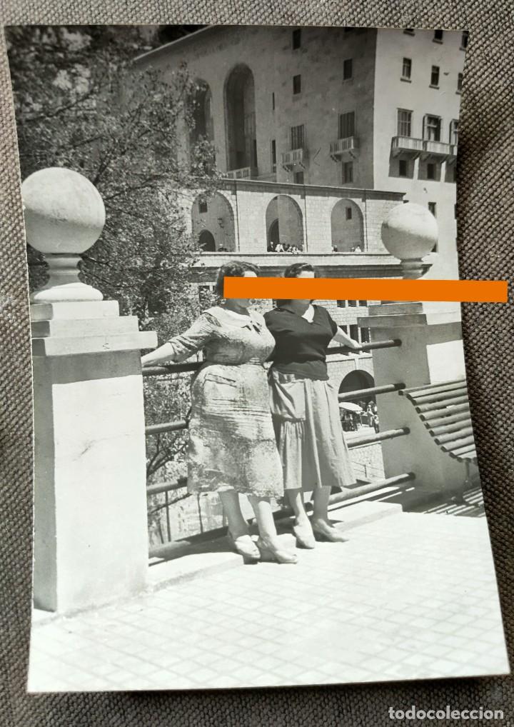 Antique Photography: Antigua fotograf&iacute;a. Junto al Monasterio de Montserrat. Foto a&ntilde;os 50.