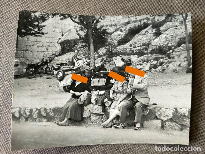 Fotografia antica: Antigua fotograf&iacute;a. Junto al Monasterio de Montserrat. Moto. Foto a&ntilde;os 50.