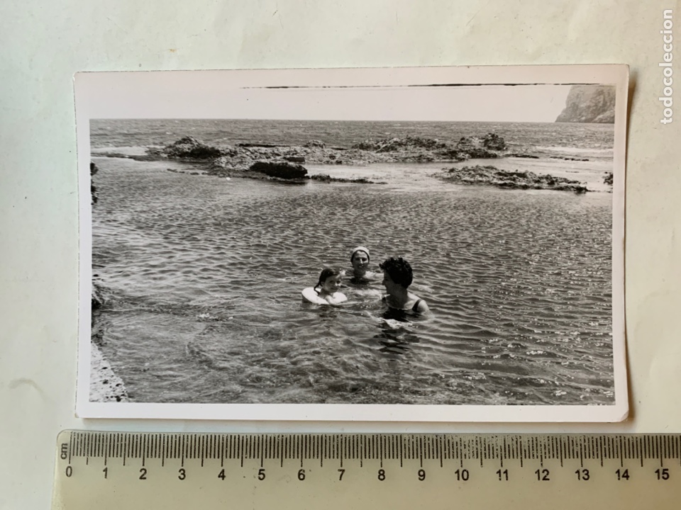 Fotografia antiga: FOTO. BA&Ntilde;O EN LAS ROTAS. DENIA. ALICANTE. FOT&Oacute;GRAFO?. FECHA, 28 JULIO 1965.