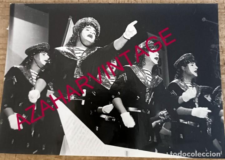 Fotograf&iacute;a antigua: CADIZ, 1994, CARNAVAL, COMPARSA BARCO DE PAPEL MARINEROS DE VIENTO, 126X88MM