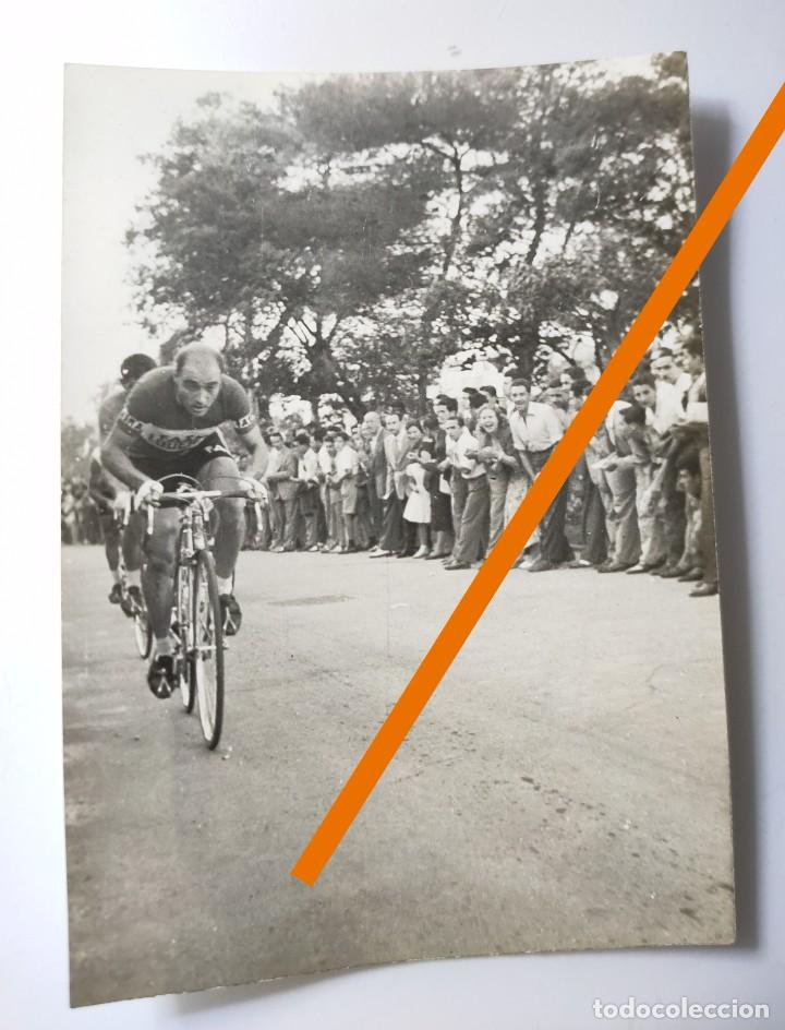 Fotografia antiga: Antigua fotograf&iacute;a. Ciclista profesional. A&ntilde;os 50/60.