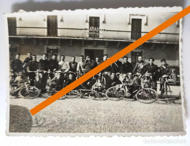Photographie ancienne: Antigua fotograf&iacute;a. Grupo de ciclistas. A&ntilde;os 40/50. Ciclista.