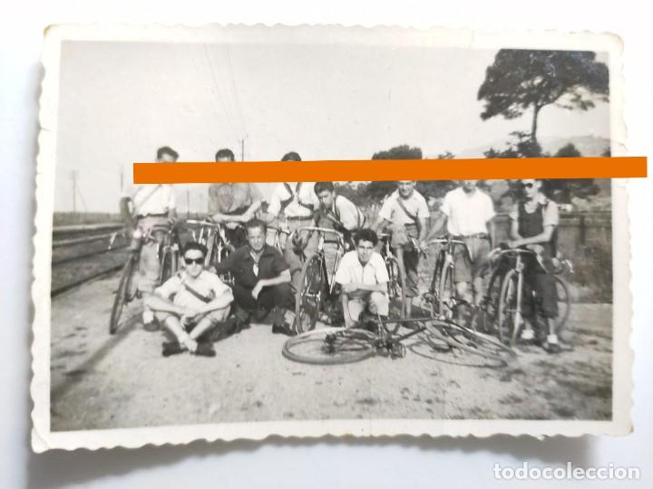 Photographie ancienne: Antigua fotograf&iacute;a. Grupo de ciclistas. A&ntilde;os 40/50. Ciclista.