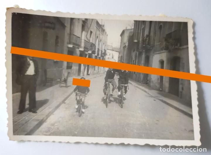 Fotografia antiga: Antigua fotograf&iacute;a. Grupo de ciclistas. A&ntilde;os 40/50. Ciclista.