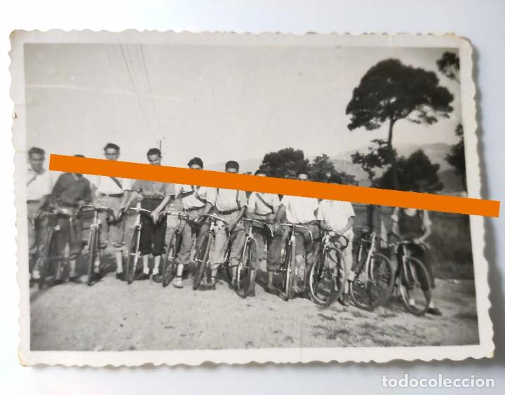 Fotografia antica: Antigua fotograf&iacute;a. Grupo de ciclistas. A&ntilde;os 40/50. Ciclista.